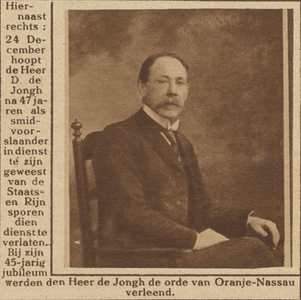 870934 Portret van D. de Jongh (Papaverstraat 47) te Utrecht, die na een 47-jarig dienstverband als smid-voorslaander ...